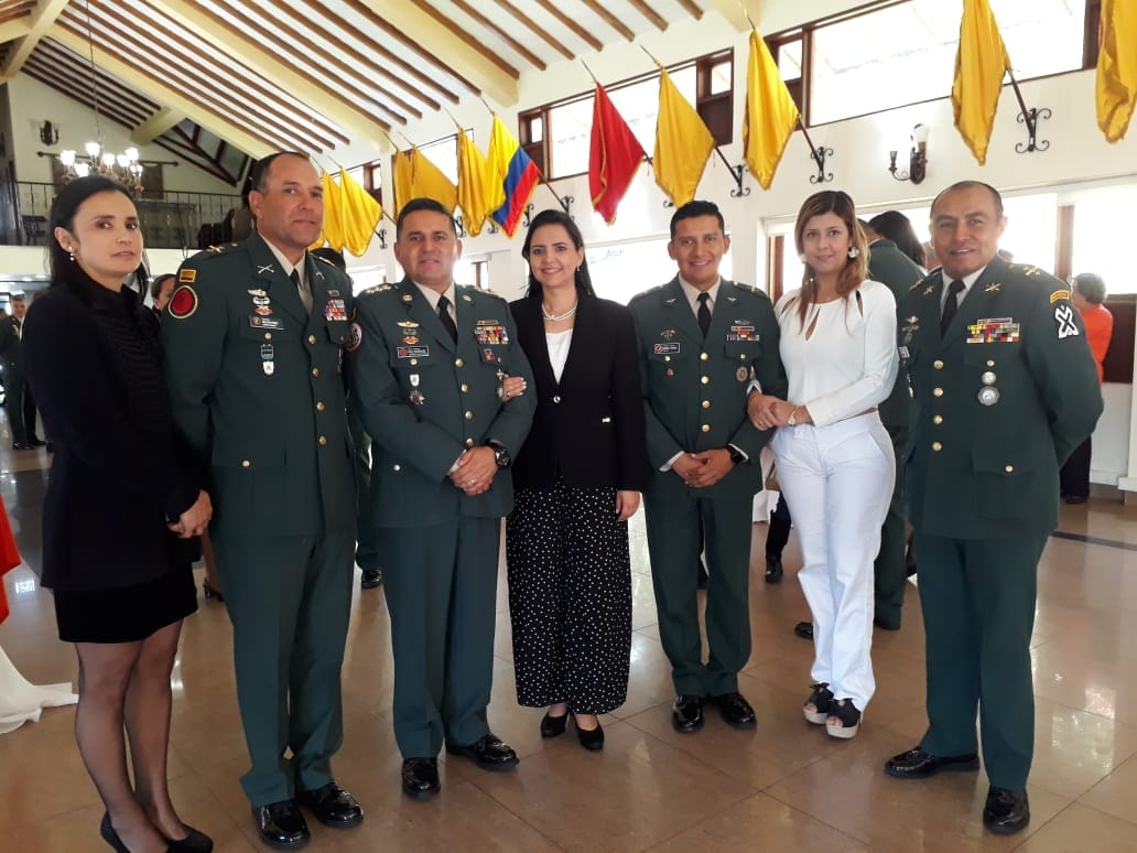 Sandra de Pérez, Coronel Nelson Pérez, General Rodríguez y su  esposa Luz Ángela Hermosa, Coronel Vitoviz y esposa Jurany de Vitoviz y el Coronel Edwin Becerra, comandante del Batallón Tenerife.
